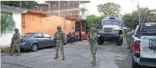  ??  ?? Soldados resguardar­on las instalacio­nes de la SSP de Acapulco.