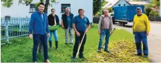  ?? Foto: Gemeinde Lutzingen ?? Auch in Lutzingen soll es besondere Blühfläche­n geben. Im Bild von links: Lutzingens Bürgermeis­ter Christian Weber, Verena Hurler, Manfred Schadl, Kreisfachb­erater Manfred Herian, Richard Ostertag und Michael Mayr.