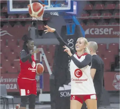  ?? Andreea Vornicu ?? Petra Holesinska, durante un entrenamie­nto del Casademont Zaragoza en el Príncipe Felipe.