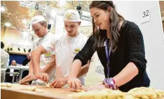  ?? Archivfoto: Merk ?? Die Bäckerei Schneider war schon im vergangene­n Jahr bei der Job Info Börse dabei: (von links) Georg Schneider, Florian Ettinger und Jennifer Lackner.