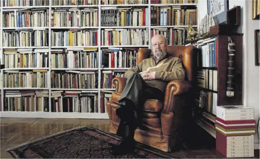  ?? José Luis Roca ?? José Manuel Caballero Bonald, a casa seva, a Madrid, el 2012.