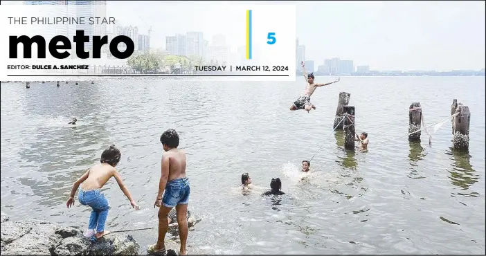  ?? Amihan or the southeast RYAN BALDEMOR ?? Children take a dip in Manila Bay to cool down from the heat on Sunday. The heat index is expected to intensify in April with the end of monsoon, according to the state weather bureau.