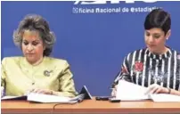  ??  ?? Pacto. El convenio fue firmado por Alexandra Izquierdo y Yolanda Martínez.