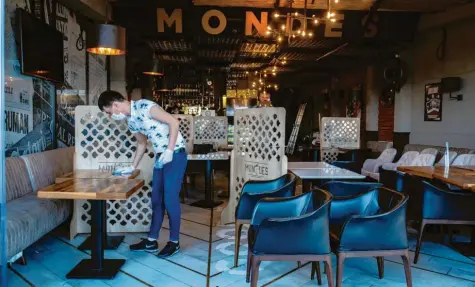  ?? Foto: Yasin Akgul/XinHua, dpa ?? Cafés und Restaurant­s in Istanbul bereiten sich auf ihre ersten Gäste nach zwei Monaten vor.