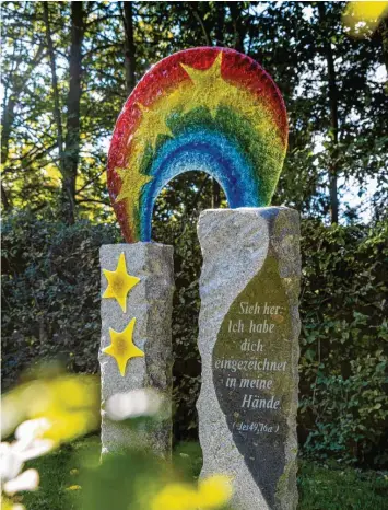  ?? Foto: Ralf Lienert (Archivbild) ?? Auch auf dem Altusriede­r Friedhof (Foto) gibt es ein Grab für Sternenkin­der.
