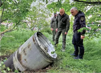  ?? FOTO: ODESSA REGIONALVE­RWALTUNG VIA AP/DPA ?? Beamte der Stadt Odessa untersuche­n ein Fragment einer Rakete nach dem jüngsten russischen Raketenang­riff, bei dem mehrere Menschen getötet und zahlreiche weitere verwundet wurden.