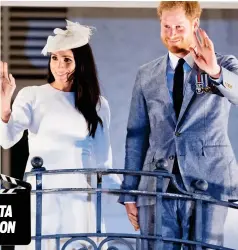  ??  ?? Crest of a wave: The royals went all Eva and Juan Peron as they waved to crowds from a balcony in Suva, Fiji . . . just like a scene played by Faye Dunaway and James Farentino in the 1981 movie version of Andrew Lloyd Webber’s stage hit, Evita