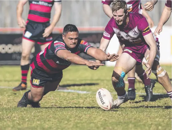  ?? Pictures: Kevin Farmer ?? DESPERATIO­N: Valleys player Eugene Seddon (left) attempts to regain the ball before Dalby’s Mitchell Taylor.