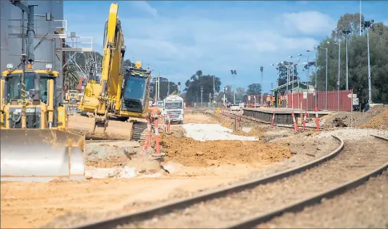  ?? ?? Hard at work: Combined stage two and stage three works are being completed as part of the Shepparton railway line upgrade.