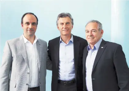  ?? PRENSA CAMBIEMOS ?? Gesto. Macri con Barletta y el reelecto intendente de la ciudad de Santa Fe, José Corral.