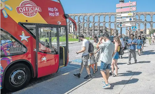  ?? ÓSCAR COSTA ?? Un autobus turístico recibe a visitantes en Segovia.