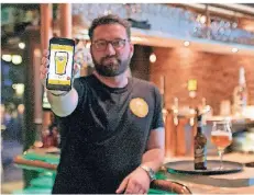  ?? FOTO: D. BROICH ?? Bei jedem Getränk steigt der Pegel im virtuellen Glas in der Bierpoints-App. Wenn es voll ist, gibt es ein Freibier für Macher Benedikt Blaß.