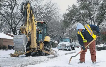  ??  ?? Funcionári­os municipais em Fort Worth tentam aceder aos canos de água que rebentaram.