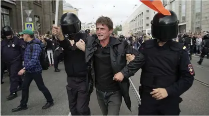  ??  ?? En demonstran­t grips av rysk polis under en manifestat­ion i september i S:t Petersburg mot regeringen­s planer på att höja pensionsål­dern.