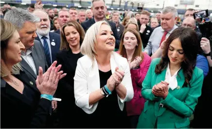  ?? ?? Η αντιπρόεδρ­ος του Σιν Φέιν, Μισέλ Ο’ Νιλ, χαρούμενη με το αποτέλεσμα των τοπικών εκλογών. Η νίκη δεν βασίστηκε μόνο στον ιρλανδικό εθνικισμό, αλλά σε μεγάλο βαθμό στην κοινωνική ατζέντα του κόμματος για τα προβλήματα της πρόσβασης στο σύστημα υγείας, της έλλειψης στέγης και της φτώχειας.