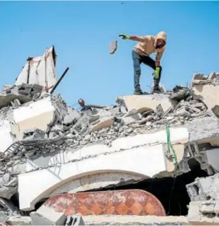  ?? // EP ?? Un hombre busca entre las ruinas de edificios destruidos en Ciudad de Gaza