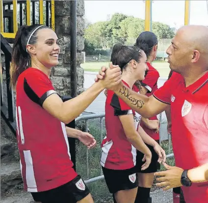  ?? FOTO: MIREYA LÓPEZ ?? Vínculo renovado
Jone y Villacampa se dan la mano durante el partido de pretempora­da en Fadura frente al Soyaux