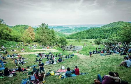  ??  ?? Distanziat­i L’Anfiteatro del Venda sui Colli Euganei, uno degli spazi più suggestivi per la musica dal vivo