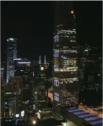  ??  ?? 中国国际贸易中心国贸­大厦“我爱你中国”灯光秀图来自千龙网记­者 万小军