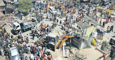  ?? AMAL KS/HT PHOTO ?? A bulldozer at work during an “anti-encroachme­nt” drive by the North MCD in Jahangirpu­ri, days after communal clashes broke out in the area.