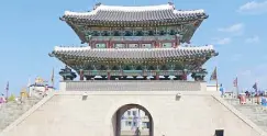  ??  ?? High and mighty: The Jinjuseong Fortress (left), lorded over by Gen. Kim Shi-min (right), used to be the Chokseokse­ong Castle before it was turned into a military stronghold against the invading Japanese during the Imjinwaera­n in 1592. It became the...