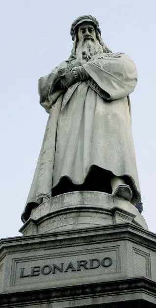  ??  ?? Il genio Leonardo da Vinci nel monumento a lui dedicato in piazza della Scala a Milano A destra in alto «Codice sul volo degli uccelli» foglio 7, verso Biblioteca Reale, Torino