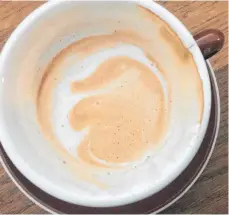  ?? FOTO: NYFFENEGGE­R ?? Kaffeesatz­leserei: Manchmal erscheinen merkwürdig­e Bilder im Milchschau­m. Mit Latte Art hat das aber noch nichts zu tun.