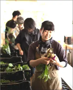  ??  ?? Preparing packages of organic vegetables at the farm.