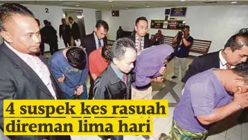  ??  ?? EMPAT suspek diiringi anggota SPRM ke Kompleks Mahkamah Tinggi, Sesyen dan Majistret Kuala Terengganu untuk mendapatka­n perintah reman.