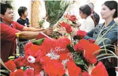  ??  ?? Encuesta. Aun y cuando los regalos a mamá es para el 10 de mayo, muchos mexicanos optan por celebrarla hasta en fin de semana.