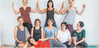  ?? FOTO: MARKA ?? Entspannt nach einem Yoga-Workout im kürzlich eröffneten eigenen Yogastudio: Koni Kolar-Marka (Mitte vorne) und ihre Kursteilne­hmerinnen. Neuzugänge sind jederzeit willkommen.