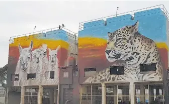  ??  ?? 3 artistas para intervenir las areneras frente a Dársena muelle de pasajeros del puerto de Buenos Aires (188 General de la Nación).