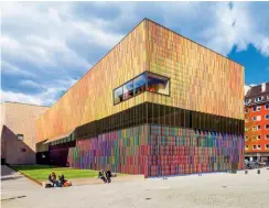  ??  ?? 3- Brandhorst Müzesi'nin renkli dış cephesi içindekile­re dair bir ipucu gibi. The colorful facade of Brandhorst Museum hints at what's inside.
