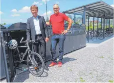  ?? FOTO: STADT/SUM ?? OB Michael Lang (l.) lässt sich von Manfred Sturm vom Tiefbauamt zeigen, wie die neuen Fahrradbox­en funktionie­ren.