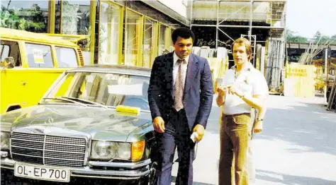  ?? BILD: PRIVAT ?? Treffen mit dem Superstar: Egon Pollmann 1979 in Berlin, als Muhammad Ali zwar der „Größte aller Zeiten“, aber gesundheit­lich schon angeschlag­en ist, auf Einladung von Capri-Sonne mit dem Boxer bei seinem Auto am Kudamm.
