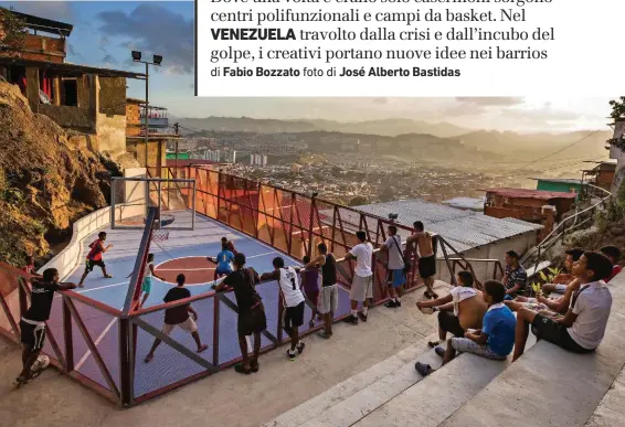  ??  ?? Un campo di basket asimmetric­o, ma funzionale. È “1100” Sistema di Equipament­os Comunitari­o nella Comunità Canaima - Los Frailes di Caracas. Architetti: AGA Estudio Creativo + PICO.