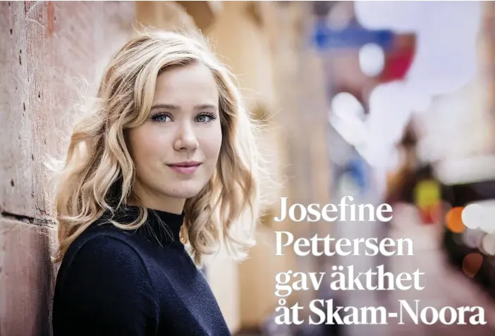  ?? FOTO: CATA PORTIN ?? PRATAR DIALEKT. Den som är bra på norska kan kanske höra att Josefine Pettersens karaktär Noora ibland låter lite annorlunda. Det är i improvisat­ionsscener­na där hennes dialekt ibland tenderar att bryta fram: – Jag kommer ju från fjällen där man pratar...