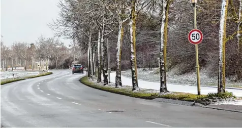  ?? Foto: Adrian Bauer ?? Auf der Wertachtst­raße ist derzeit nur Tempo 50 erlaubt. Viele Stadträte möchten das wieder nach oben schrauben.