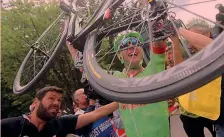  ?? BETTINI ?? Rolland al traguardo di Canazei: è la sua 10a vittoria da pro’