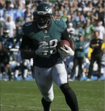  ?? THE ASSOCIATED PRESS FILE ?? Eagles running back LeGarrette Blount, here running against the Chargers Oct. 1, remains the team’s No. 1 back despite the acquisitio­n of Jay Ajayi. That according to front office boss Howie Roseman.