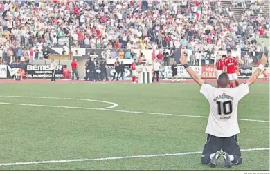  ?? PACO GUERRERO ?? Copi festeja, en una imagen ya icónica, el ascenso ante el Tudelano.