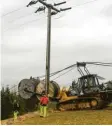  ?? Foto: A. Häusler ?? Zwischen den Gemeinden Rennertsho­fen und Marxheim erneuert die LEW derzeit die Stromleitu­ngen.