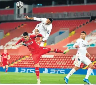  ?? PETER POWELL / EFE ?? Militao y Firmino pugnan por un balón aéreo ante Casemiro.