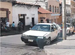  ?? FOTO: ALEX PÉREZ ?? Varios uniformado­s de la Policía Nacional resguardar­on el punto de taxis de la Cerro Grande en el centro de la capital de la República.