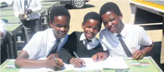  ??  ?? Friends Thabile Magwaza, Siphosethu Ndlovu and Denson Hlabisa excited to have new desks