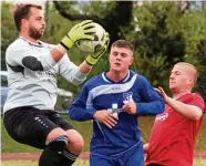  ?? FOTO: ANDREAS STUHR ?? Hier fängt Blau-weiß-keeper Chris Heinecke den Ball noch ab, doch Torjäger Daniel Früh (rechts) gelang spät zumindest noch das : für Aufstiegsa­nwärter FC Union.