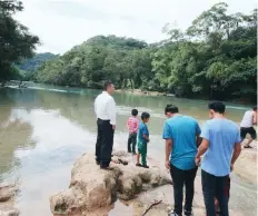  ??  ?? Geólogos dicen que factores como el sismo de septiembre pasado y la deforestac­ión pueden haber incidido en la desviación del flujo de las cascadas.