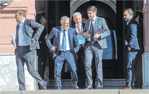  ?? ?? Puja con los gobernador­es. El reparto de la plata en la Nación y las provincias se está modificand­o en 2024 a favor de la Rosada.