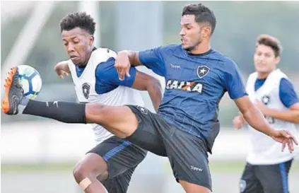  ?? VÍTOR SILVA / SS PRESS / BOTAFOGO ?? Yago (D) disputa a bola com Moisés em treino: zagueiro afirma estar vivendo expectativ­a pela estreia