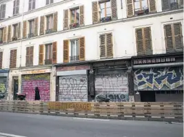  ?? SABINE MIRLESSE/THE NEW YORK TIMES ?? Shuttered stores and boutiques along the Rue Jean Pierre Timbaud in Paris, closed because of France’s lockdown, on Nov. 27.